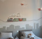 Illustrazione dipinta con trenino, aereoplani e lambrino dipinto ad effetto skyline urbano