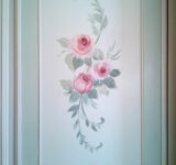 13- Smaltatura e decorazione floreale su armadio a muro