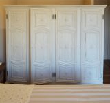 Complementi d'arredo e decorazione su mobili - Coloritura e finitura con leggero effetto anticato di un’armadio da camera | Mara Beccaris Genova